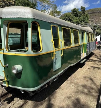 Le Train en Musique : apprendre au public les chansons sur le Titrain et le Car Courant d'Air. Résister à l'Oubli
