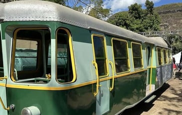 Le Train en Musique : apprendre au public les chansons sur le Titrain et le Car Courant d'Air. Résister à l'Oubli