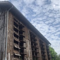 À la découverte d'un ancien séchoir à tabac — De la mémoire agricole au spectacle vivant