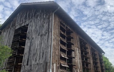À la découverte d'un ancien séchoir à tabac — De la mémoire agricole au spectacle vivant